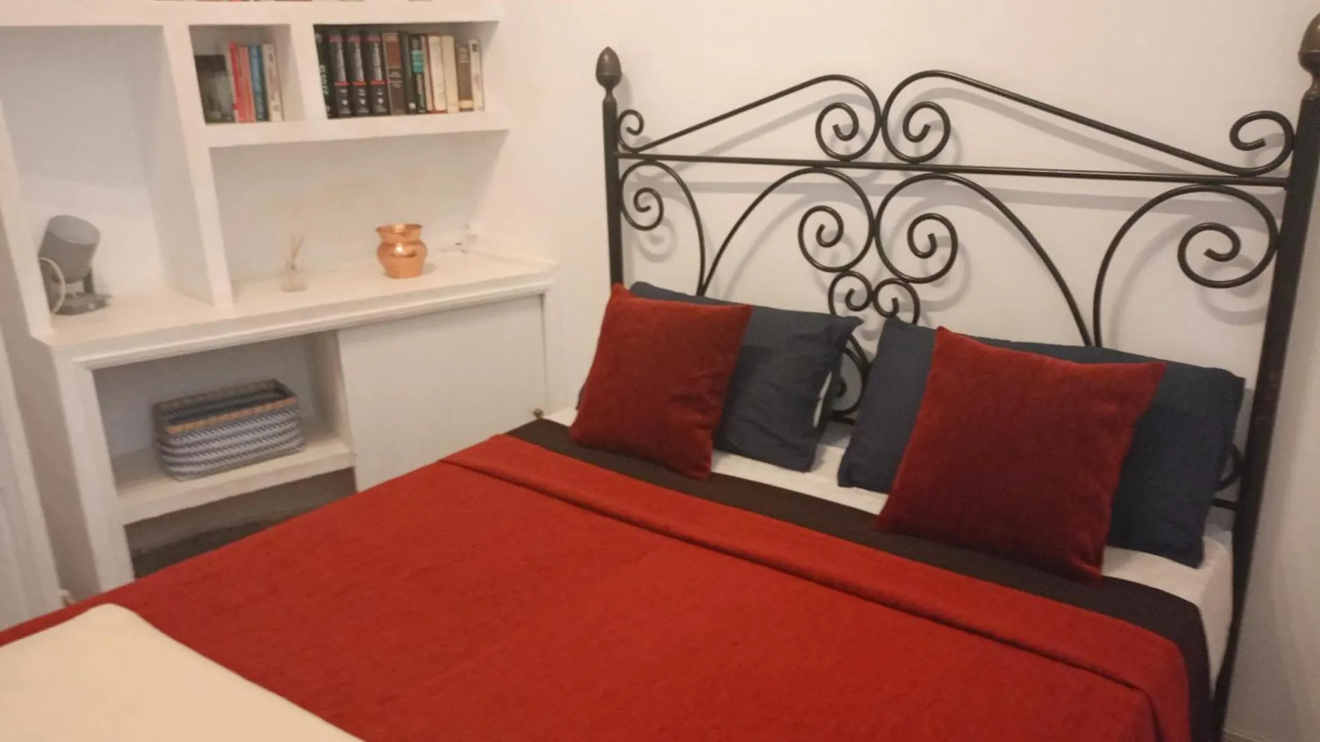 Small Stylish Room With Comfortable Queen-Size Bed In Very Large, Beautifully Decorated Shared Flat In The Historic Centre Of Malaga Hiszpania