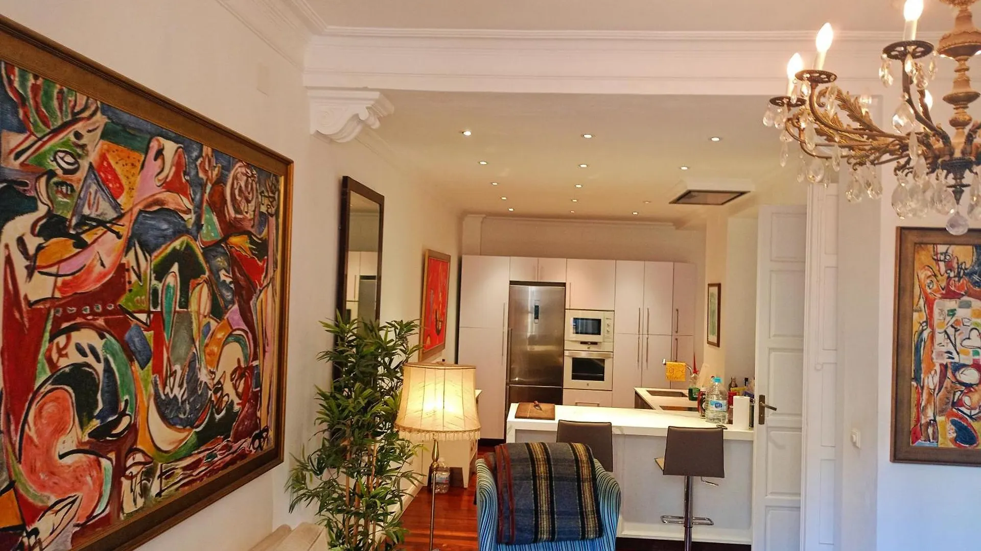 Kwatera prywatna Small Stylish Room With Comfortable Queen-Size Bed In Very Large, Beautifully Decorated Shared Flat In The Historic Centre Of Malaga